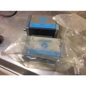 LOT OF 2 VICKERS HYDRAULIC DIRECTIONAL PILOT VALVE DG2S4-012A-52  590423