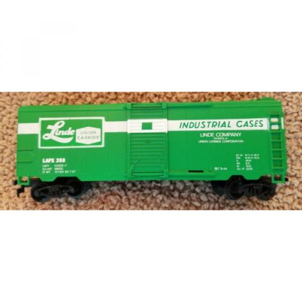 HO scale Life-Like Products Linde Company Sliding Door Green Box Car Train #1 image