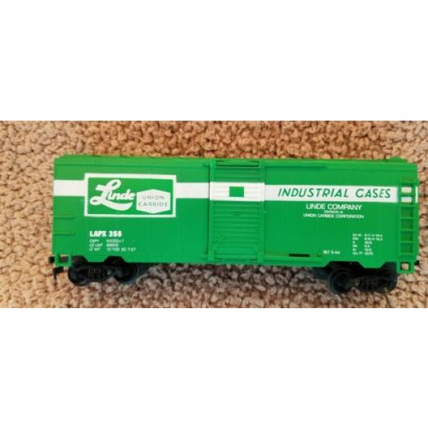 HO scale Life-Like Products Linde Company Sliding Door Green Box Car Train #2 image