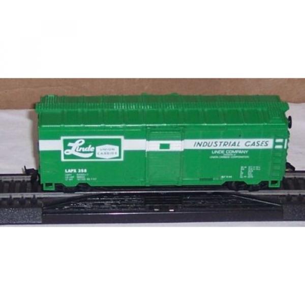 HO Scale Life Like Linde Company Industrial Cases LAPX 358 box car #1 image